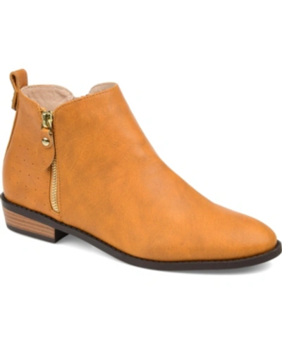 JOURNEE COLLECTION WOMEN'S ELLIS SIDE ZIP ANKLE BOOTIES