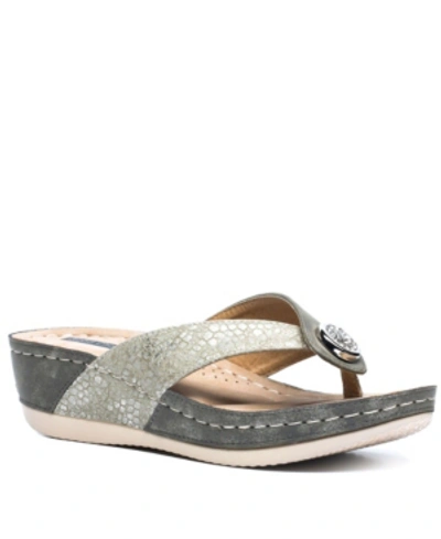 GC SHOES WOMEN'S DAFNI THONG COMFORT WEDGE SANDALS