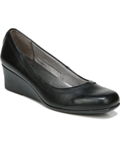 Lifestride Groovy Wedge Pumps In Black Smooth