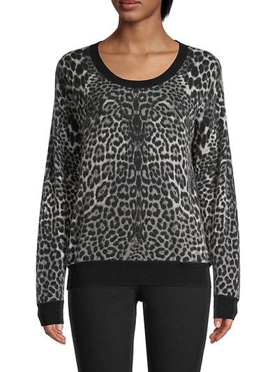 Amicale Cashmere Cheetah Print Crew Neck Sweater In Gry Mt
