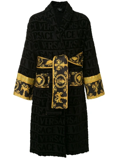 Versace Home Barocco 滚边毛圈布睡袍 In Black