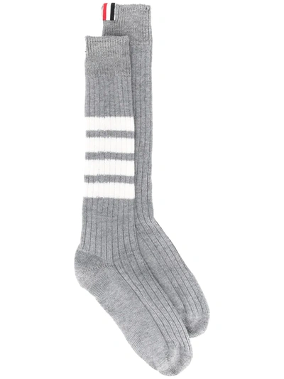 Thom Browne 四条纹针织袜 In Grey
