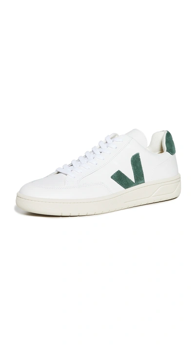Veja V-12 V字拼贴皮革运动鞋 In White