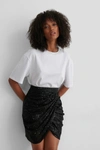 NA-KD DRAPED SEQUIN SKIRT - BLACK