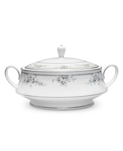 Noritake Sweet Leilani Covered Vegetable Bowl 48 Oz. In Silver