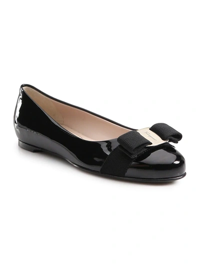 Ferragamo Varina Bow-embellished Patent-leather Ballet Flats In Black