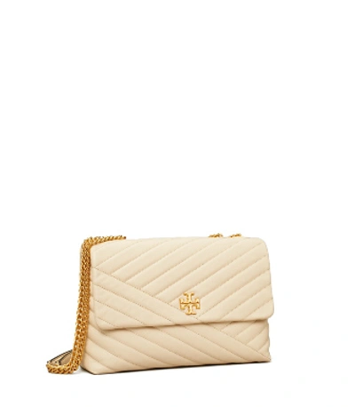 Tory Burch Wandelbare Kira Schultertasche Mit Chevron-steppung In New Cream / Rolled Brass