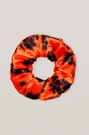 GANNI SILK STRETCH SATIN SCRUNCHIE,5714667113366