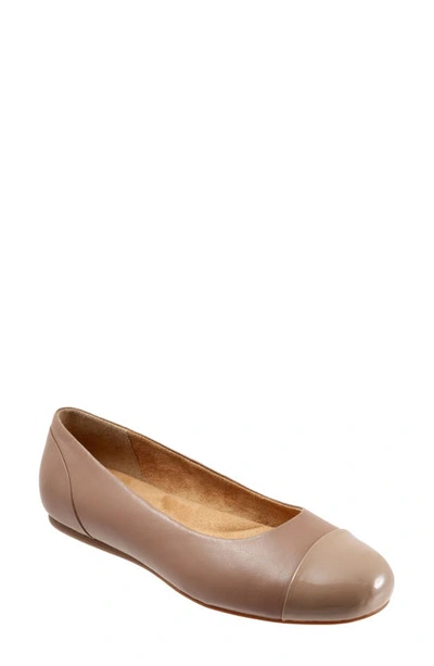 Softwalkr Sonoma Cap Toe Flat In Taupe Leather