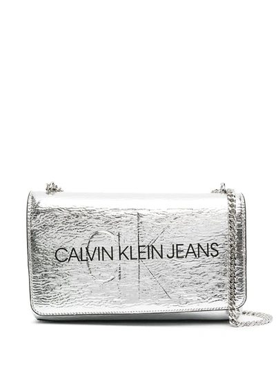 Calvin Klein Logo印花金属感斜挎包 In Silver