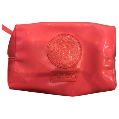 Pre-owned Versace Patent Leather Clutch Bag In Pink