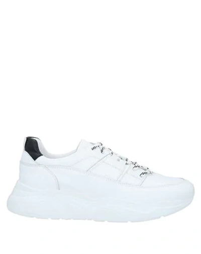 Doucal's Sneakers In White