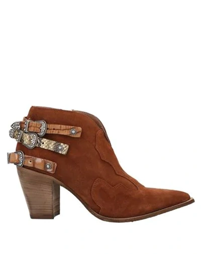 Just Juice Ankle Boots In Brown