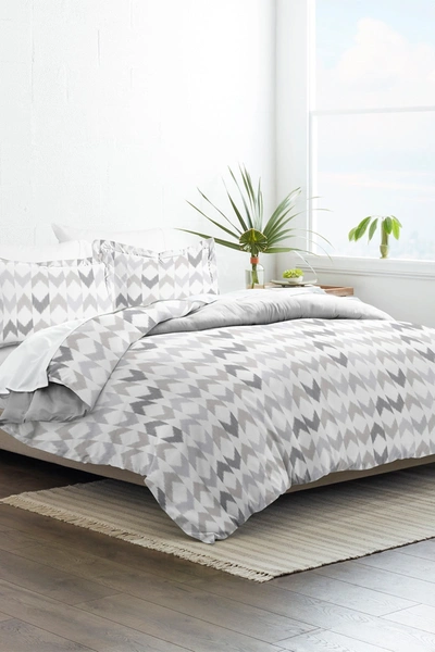 Ienjoy Home Home Collection Premium Ultra Soft Chevron Sleep Pattern 3-piece Reversible Duvet Cover Set In Light Gray