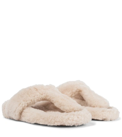 Aquazzura Relax Flat Footbed Shearling Slides In Weiss