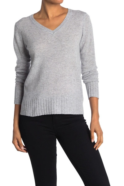 Quinn Solid V-neck Cashmere Sweater In Heather Grey