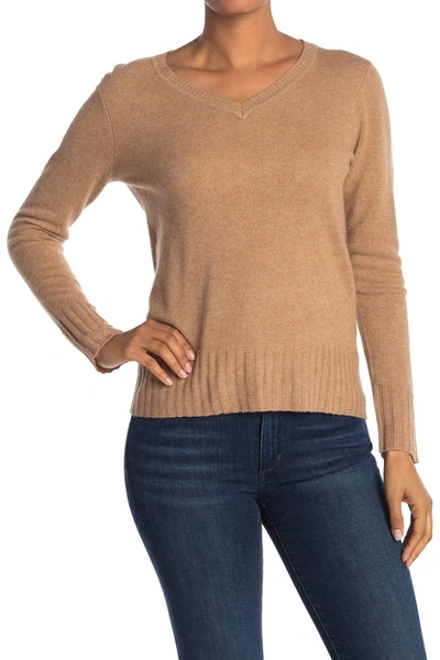 Quinn Solid V-neck Cashmere Sweater In Camel