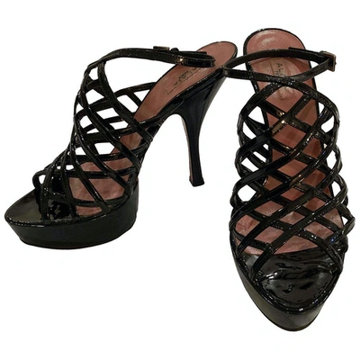 Pre-owned Alaïa Patent Leather Sandal In Black