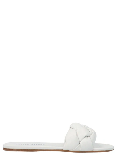 Miu Miu 绗缝填充平底凉鞋 In White