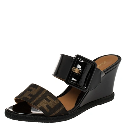 Pre-owned Fendi Black Patent Leather And Tobacco Zucca Canvas Demi Wedge Slides Size 38
