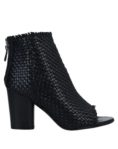 Zoe Ankle Boots In Black