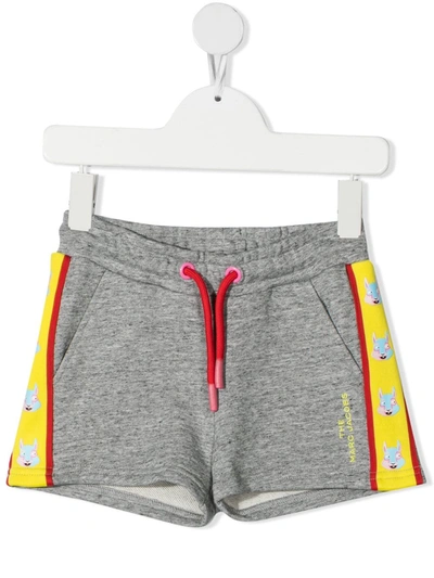 The Marc Jacobs Kids' Mascot 图案印花运动短裤 In Grey
