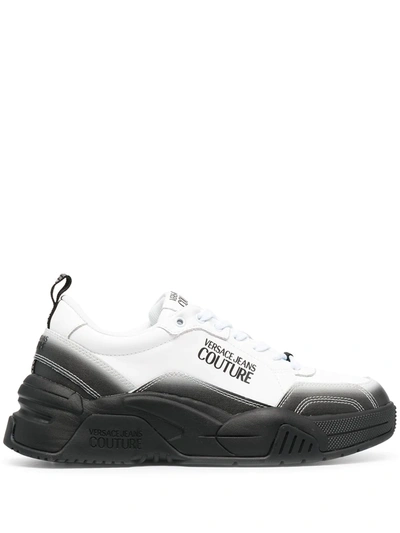Versace Jeans Couture Logo印花皮质运动鞋 In White And Black