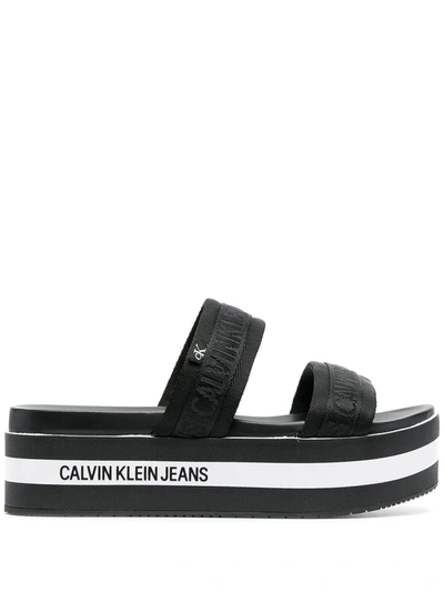 Calvin Klein 坡跟logo印花拖鞋 In Black
