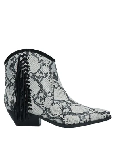 Guess Ankle Boots In White