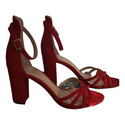 Pre-owned Vince Camuto Red Suede Heels