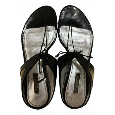 Pre-owned Dolce & Gabbana Patent Leather Flip Flops In Black