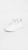 On The Roger Advantage Tennis Sneaker In White/gum