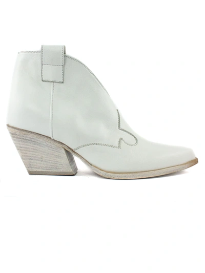 Strategia Texan Suede Ankle Boots In Bianco