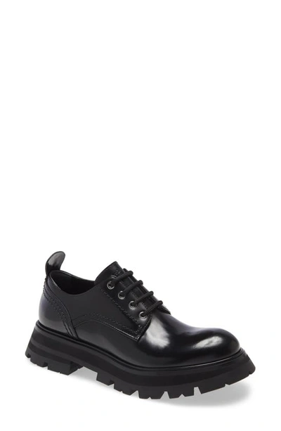 Alexander Mcqueen Glossed-leather Exaggerated-sole Brogues In Black