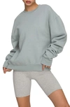 Good American Boyfriend Pullover Sweatshirt In Quary001