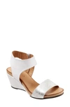 Bueno Ida Wedge Sandal In White/ Silver Leather