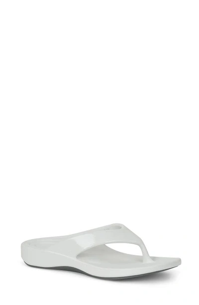 Aetrex Maui Waterproof Flip Flop In White Rubber