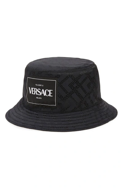 Versace Greca Logo Applique Nylon Bucket Hat In Nero