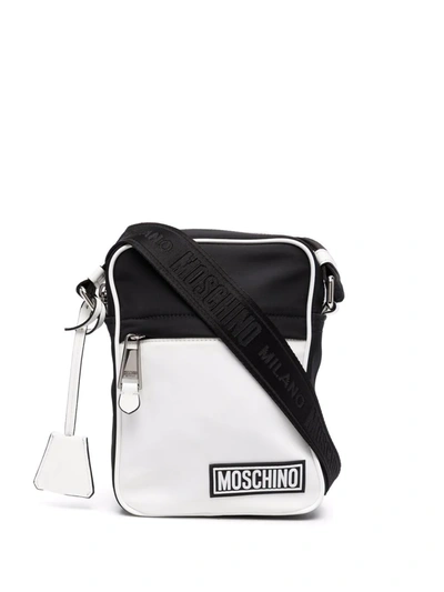 Moschino Logo Rubber Label Crossbody Bag In Schwarz