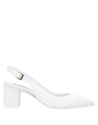 Tiffi Pumps In White