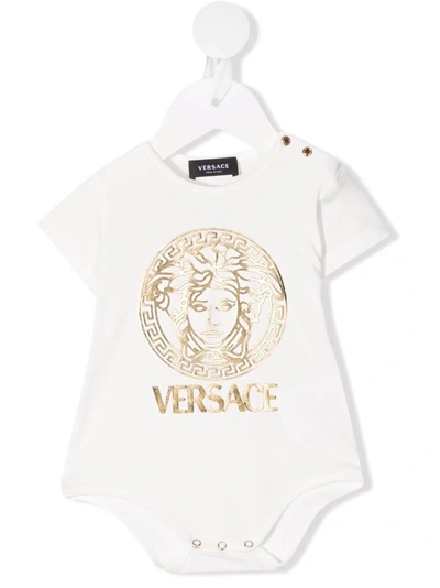 Versace Babies' Logo印花连体衣 In White