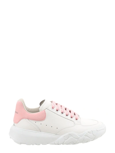 Alexander Mcqueen Basket Court Aus Weissem Leder Und Rosafarbenem Absatz In White
