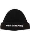 VETEMENTS EMBROIDERED-LOGO RIBBED BEANIE