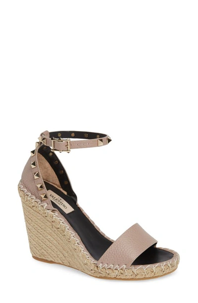 Valentino Garavani Rockstud Espadrille Wedge In Poudre/ Nero