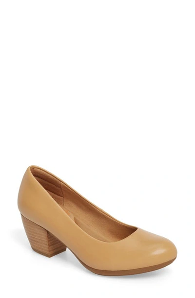 Comfortiva Amora Pump In Sand Leather