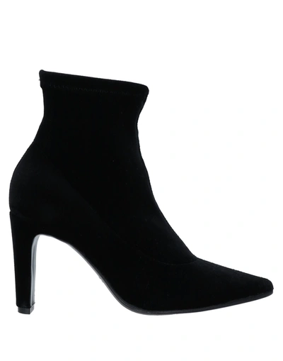 Momoní Ankle Boots In Black