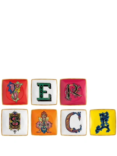 Versace Alphabet 图案陶瓷饰品盘 In Mehrfarbig