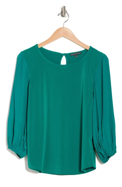 Adrianna Papell Solid Moss Crepe Pleat Woven Top In Lucid Emerald