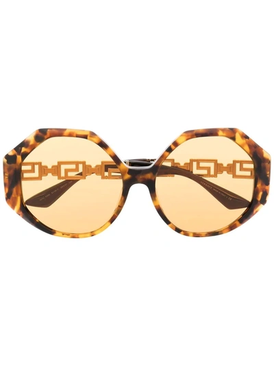 Versace 玳瑁纹圆框太阳眼镜 In Braun