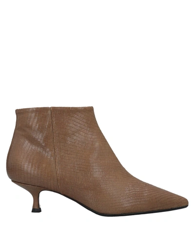 Anna F Ankle Boots In Camel